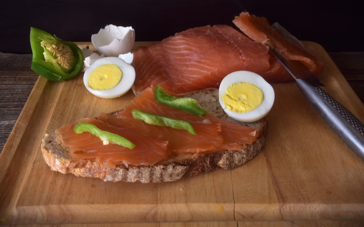 Salmón y huevo, alimentos que aportan vitamina D